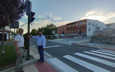 El Ayuntamiento habilita un paso peatonal semaforizado con pulsador para reforzar la seguridad de los escolares